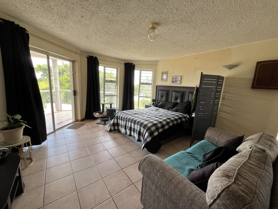 5 Bedroom Property for Sale in Wavecrest Eastern Cape